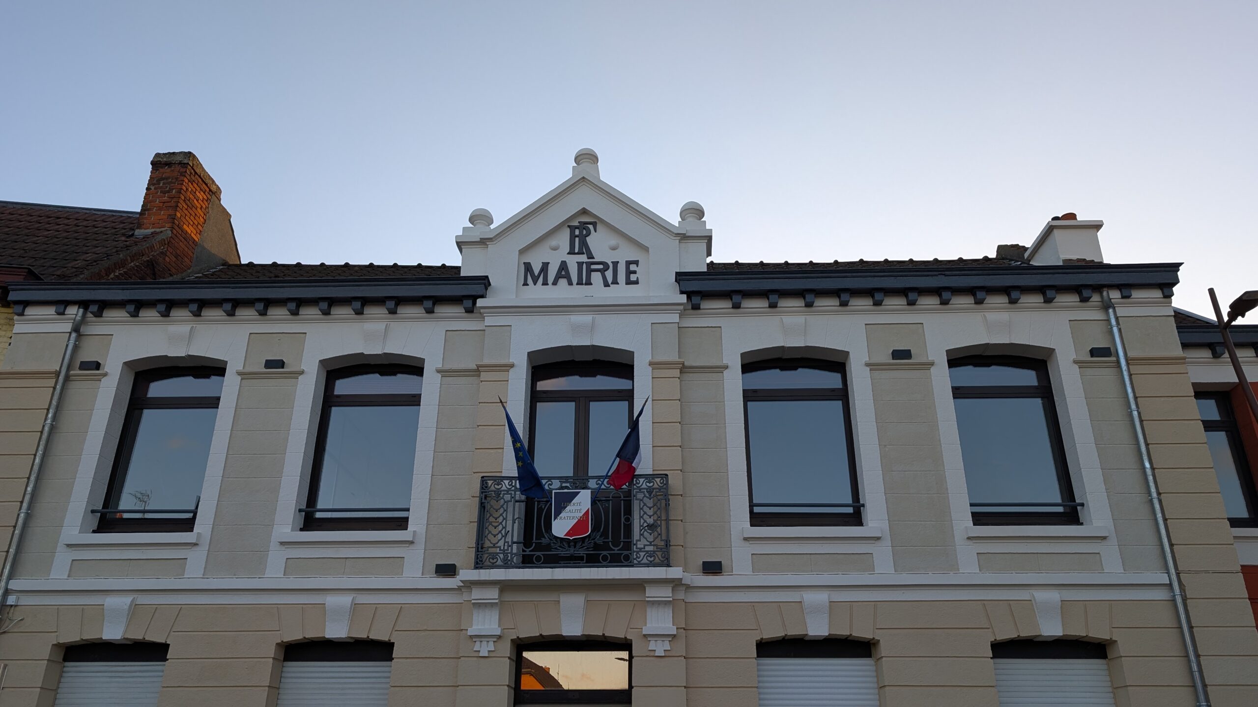 Fronton de la mairie de Gondecourt